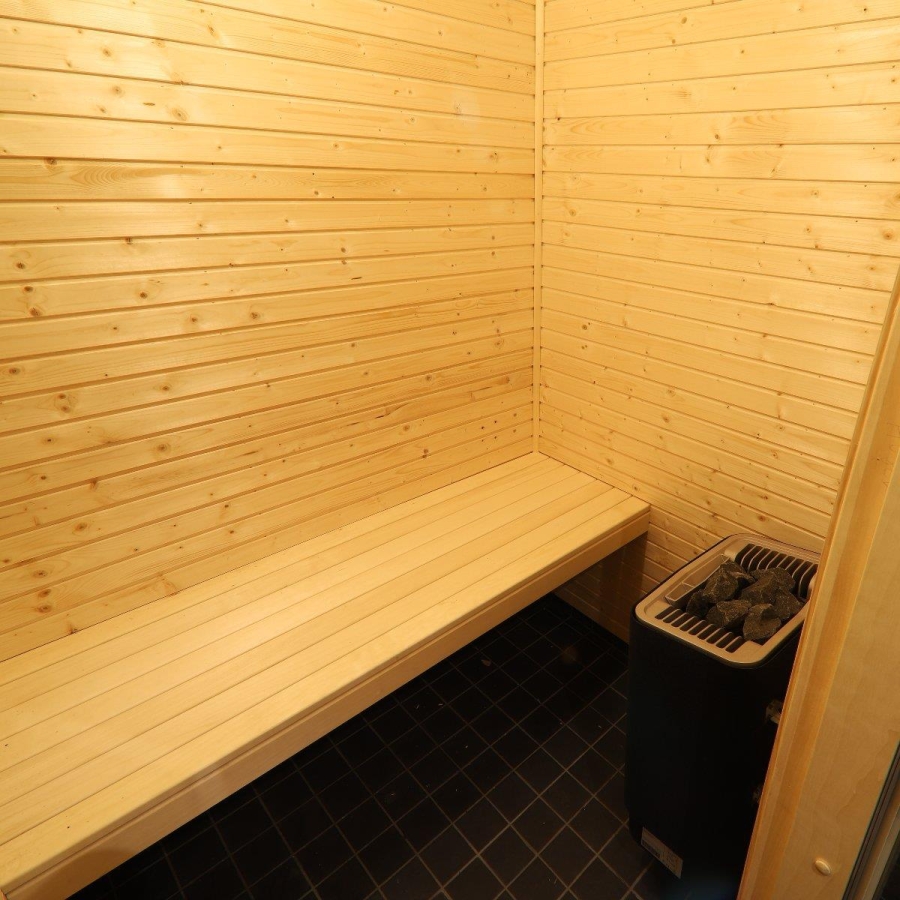 Bastu och dusch i källarutrymme