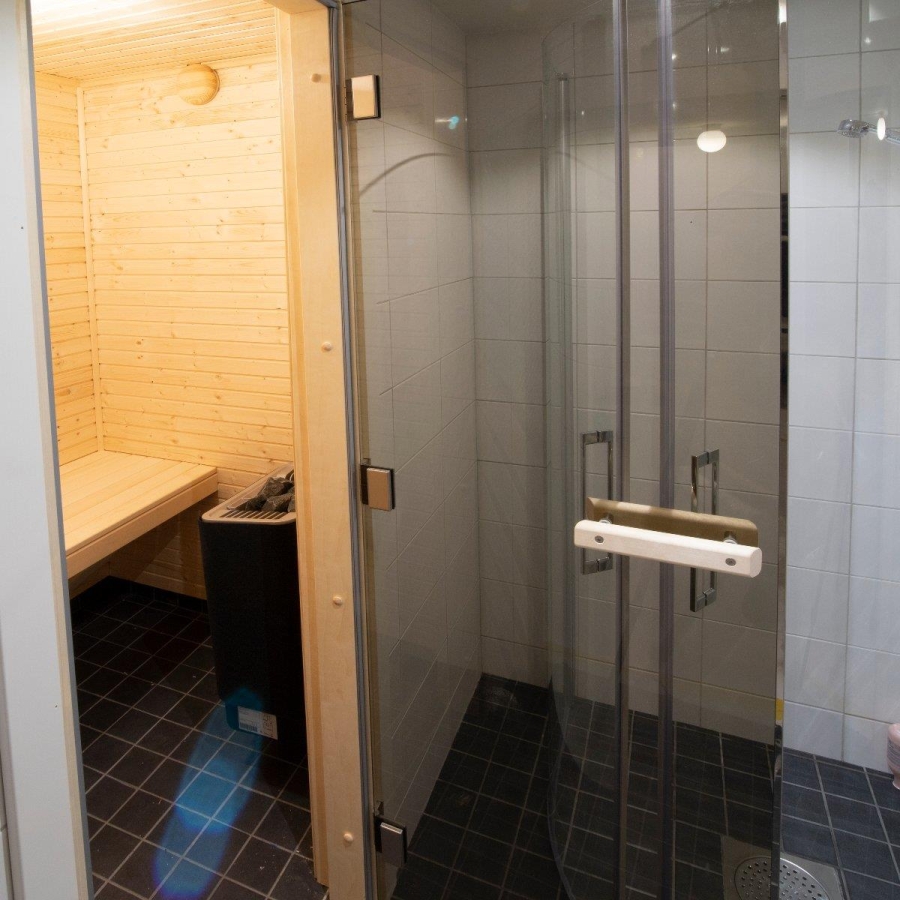 Bastu och dusch i källarutrymme