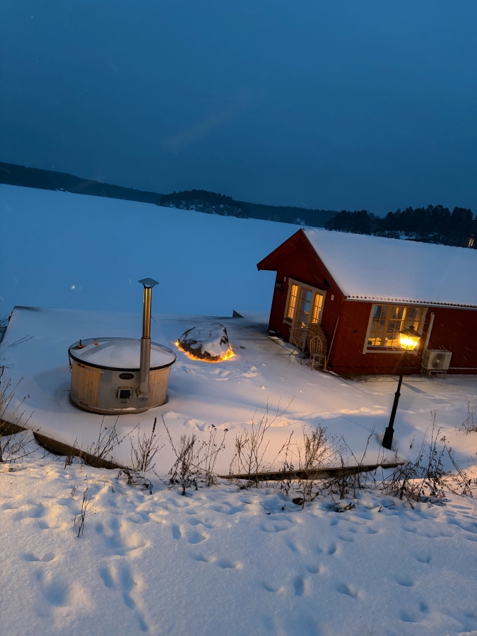 Bastuhus vid sjö