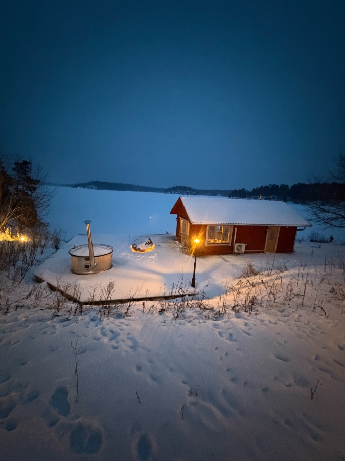Bastuhus vid sjö