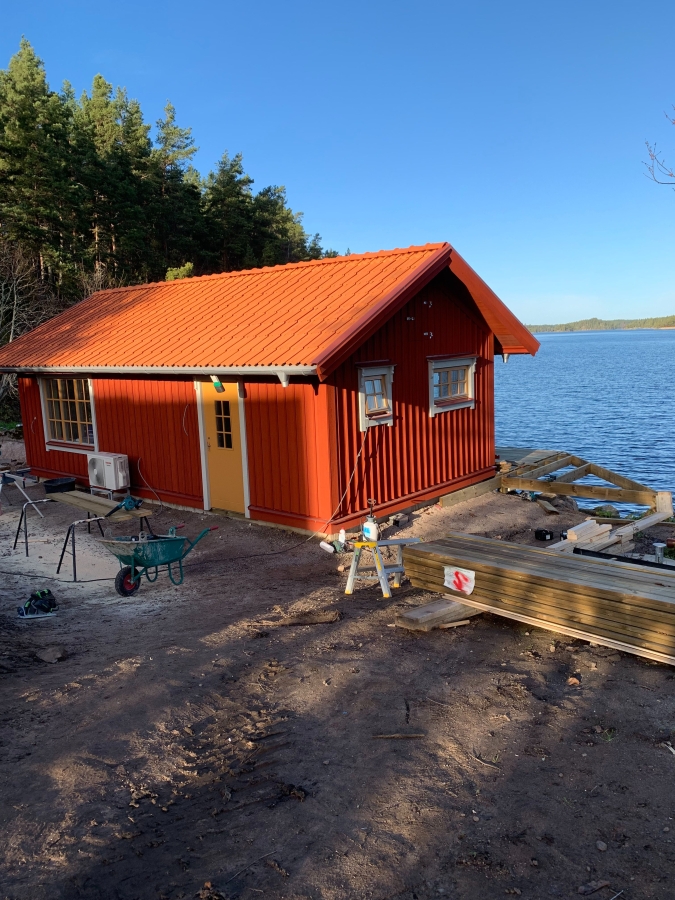 Bastuhus vid sjö