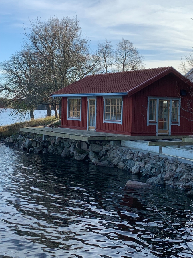 Bastuhus vid sjö