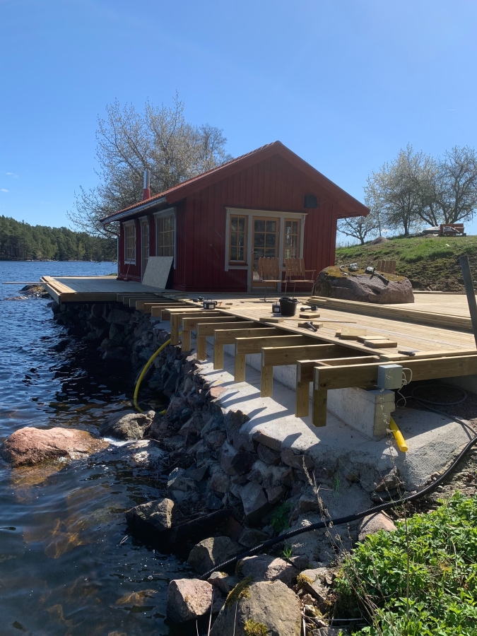 Bastuhus vid sjö