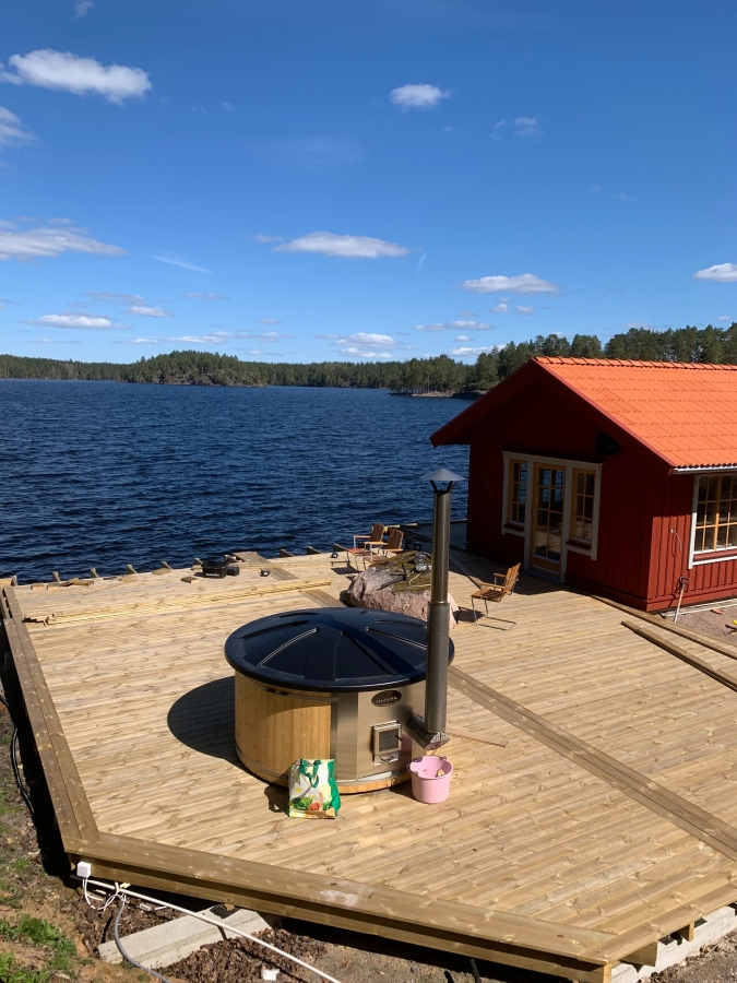 Bastuhus vid sjö