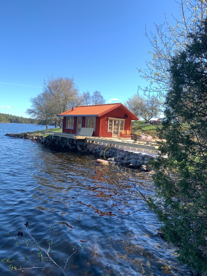 Bastuhus vid sjö