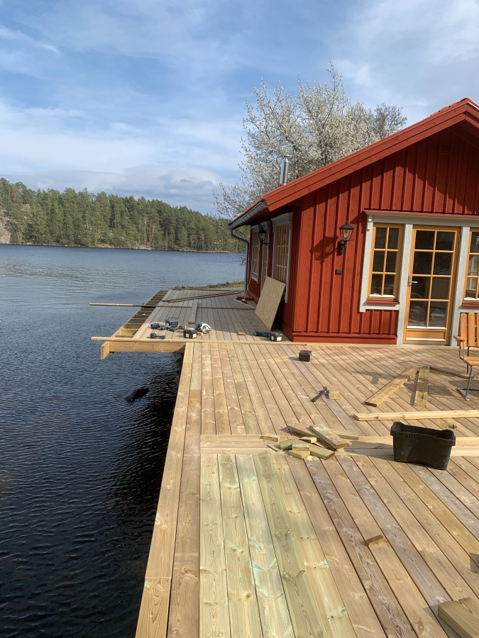 Bastuhus vid sjö