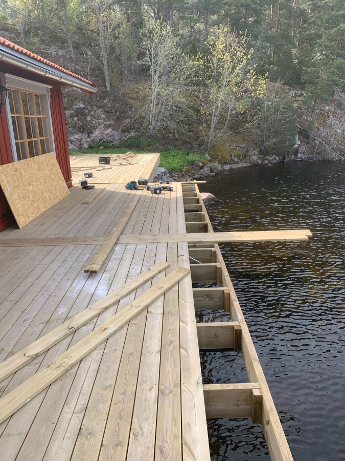 Bastuhus vid sjö