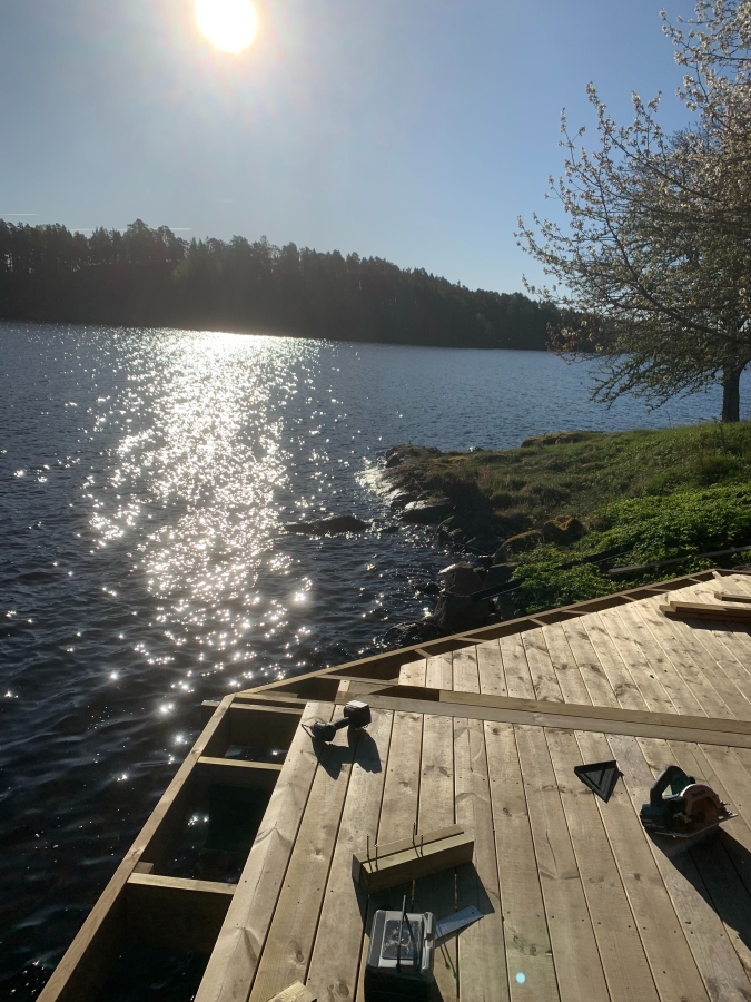 Bastuhus vid sjö