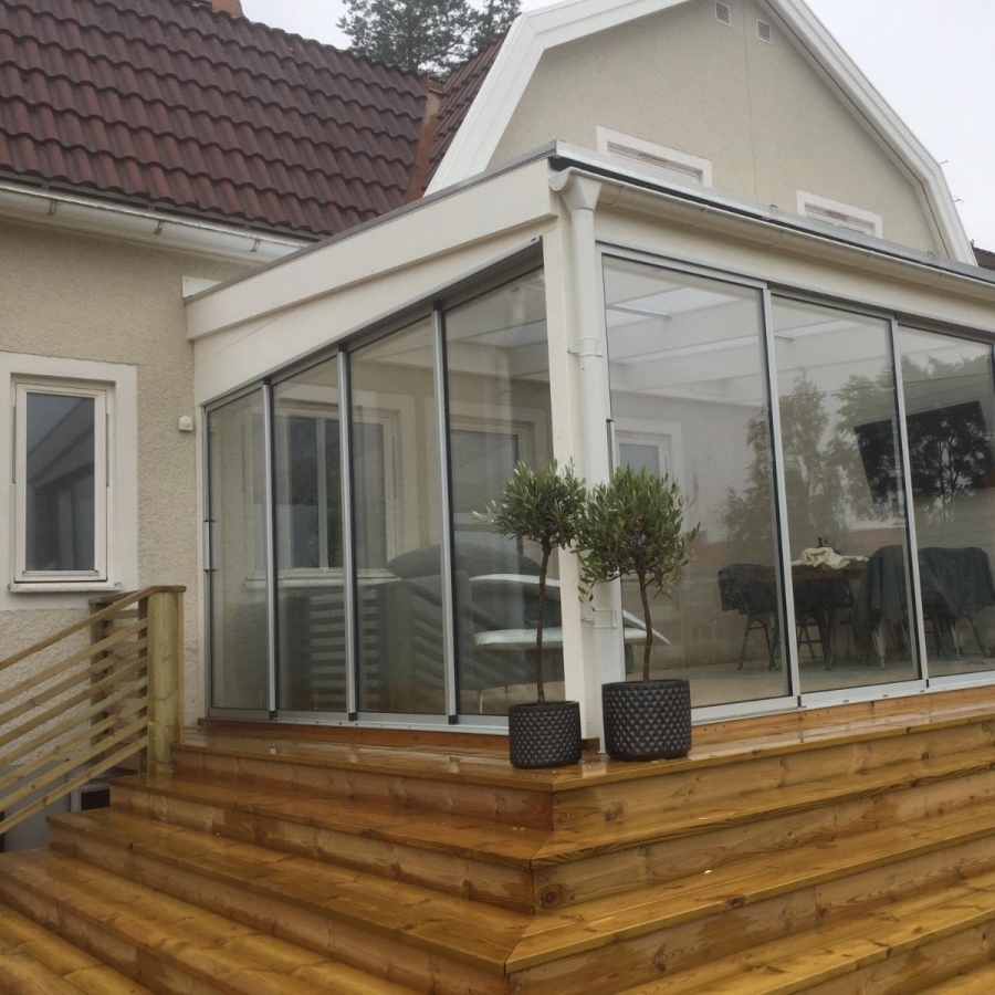 Inglasad altan med tralldäck