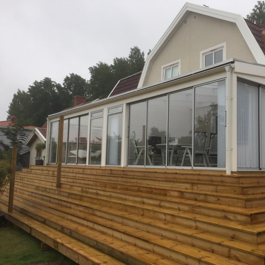 Inglasad altan med tralldäck
