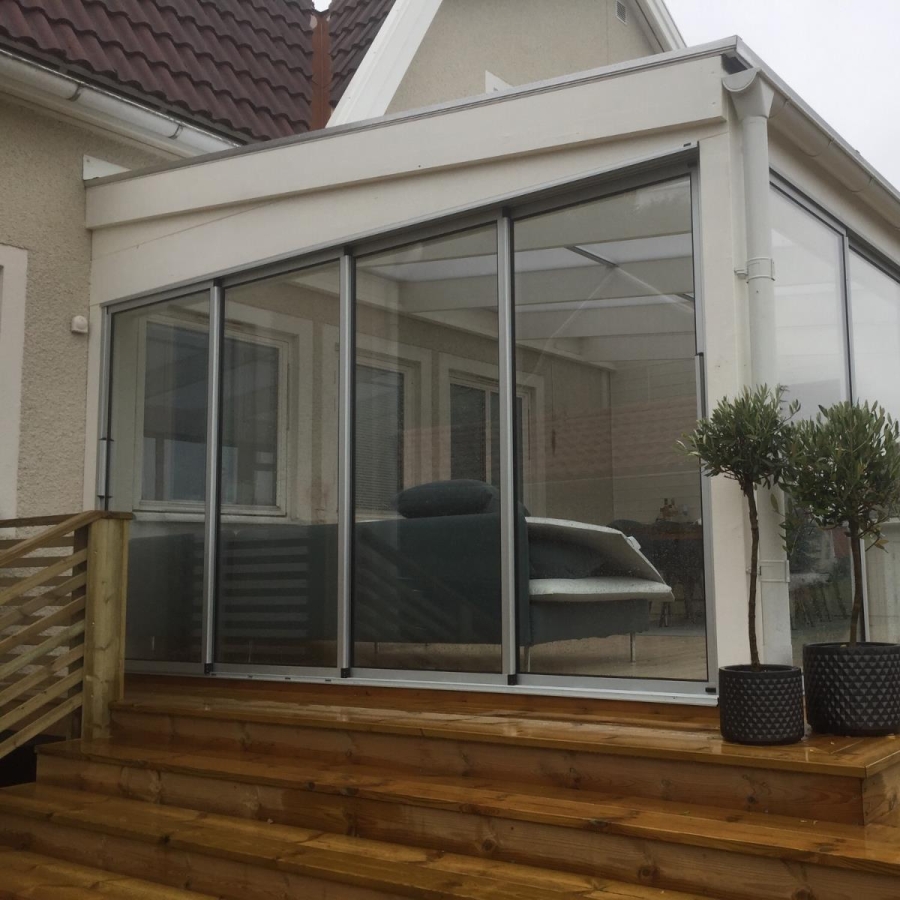 Inglasad altan med tralldäck