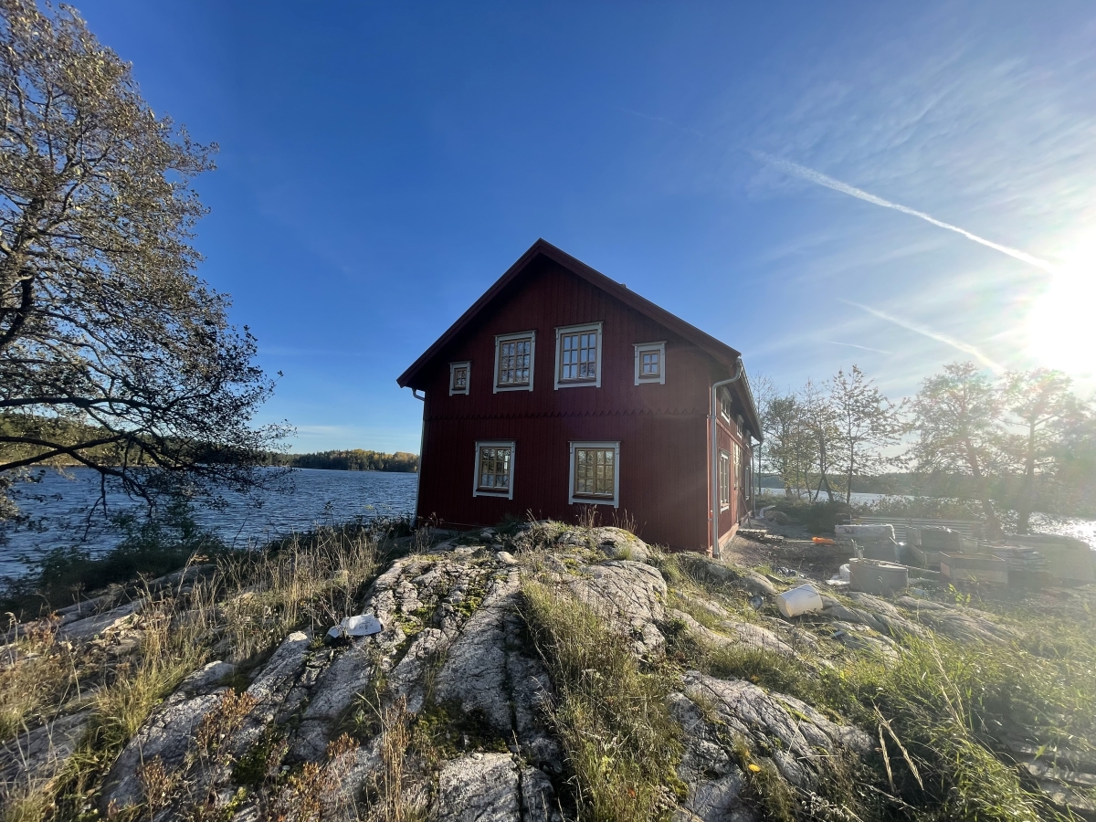 Byggnation av lösvirkeshus vid sjön