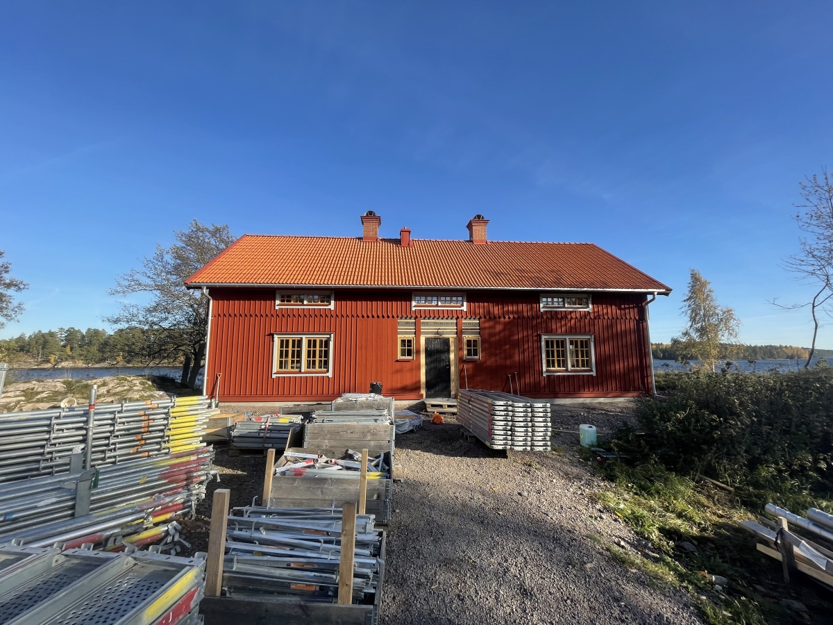 Byggnation av lösvirkeshus vid sjön