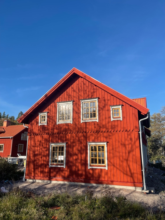 Byggnation av lösvirkeshus vid sjön