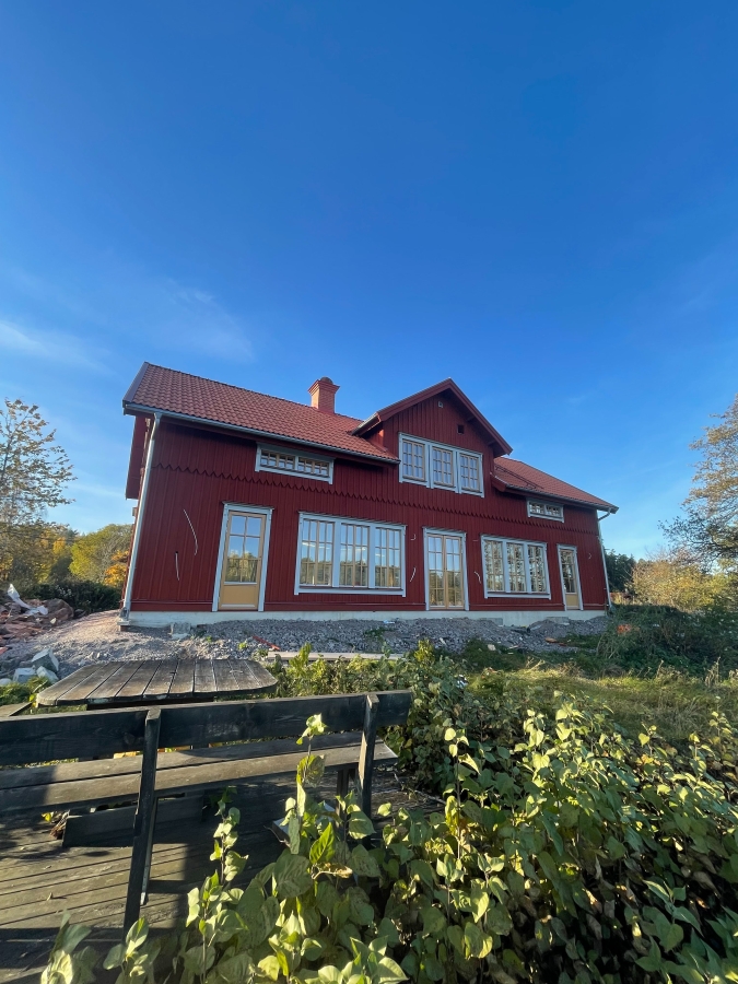 Byggnation av lösvirkeshus vid sjön