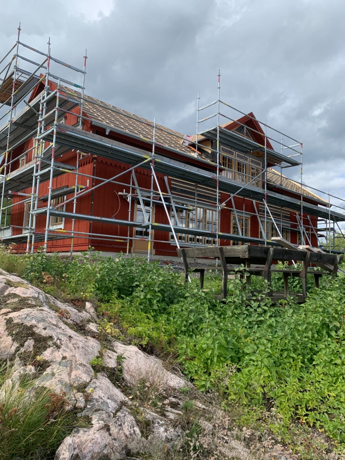 Byggnation av lösvirkeshus vid sjön
