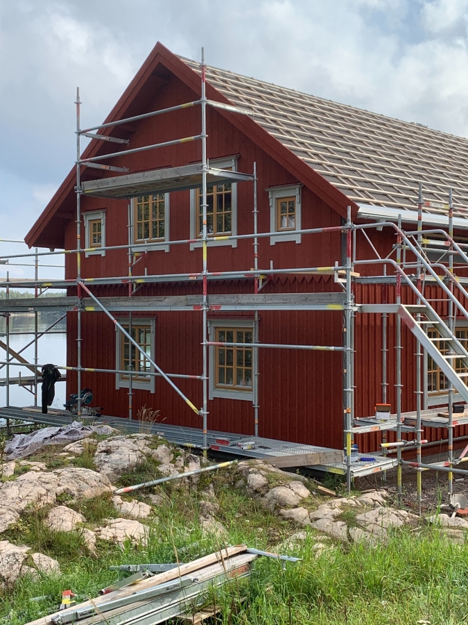 Byggnation av lösvirkeshus vid sjön