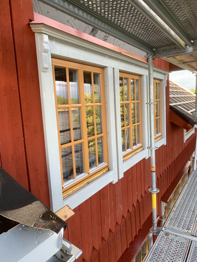 Byggnation av lösvirkeshus vid sjön