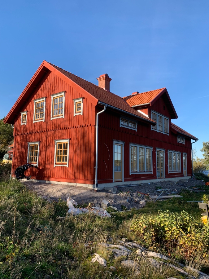 Byggnation av lösvirkeshus vid sjön